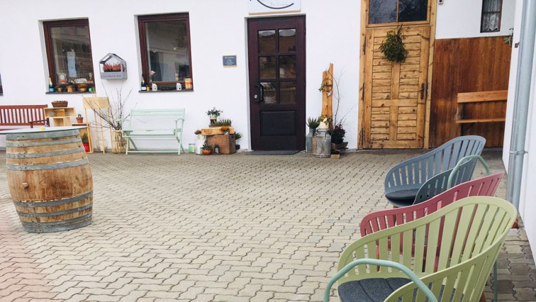 Seating in front of the department store, &copy; Das kaufhaus, Peter Wochesl&auml;nder