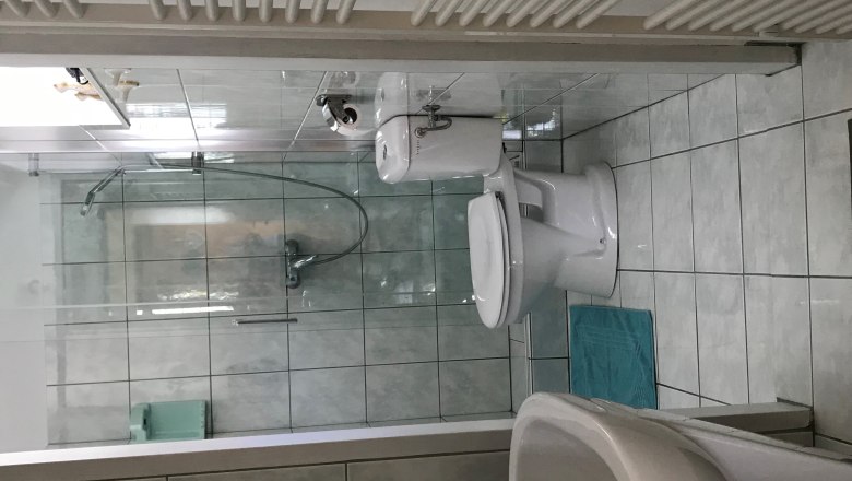 Modern f&uuml;rdőszoba zuhanyz&oacute;val, WC-vel &eacute;s mosd&oacute;kagyl&oacute;val.