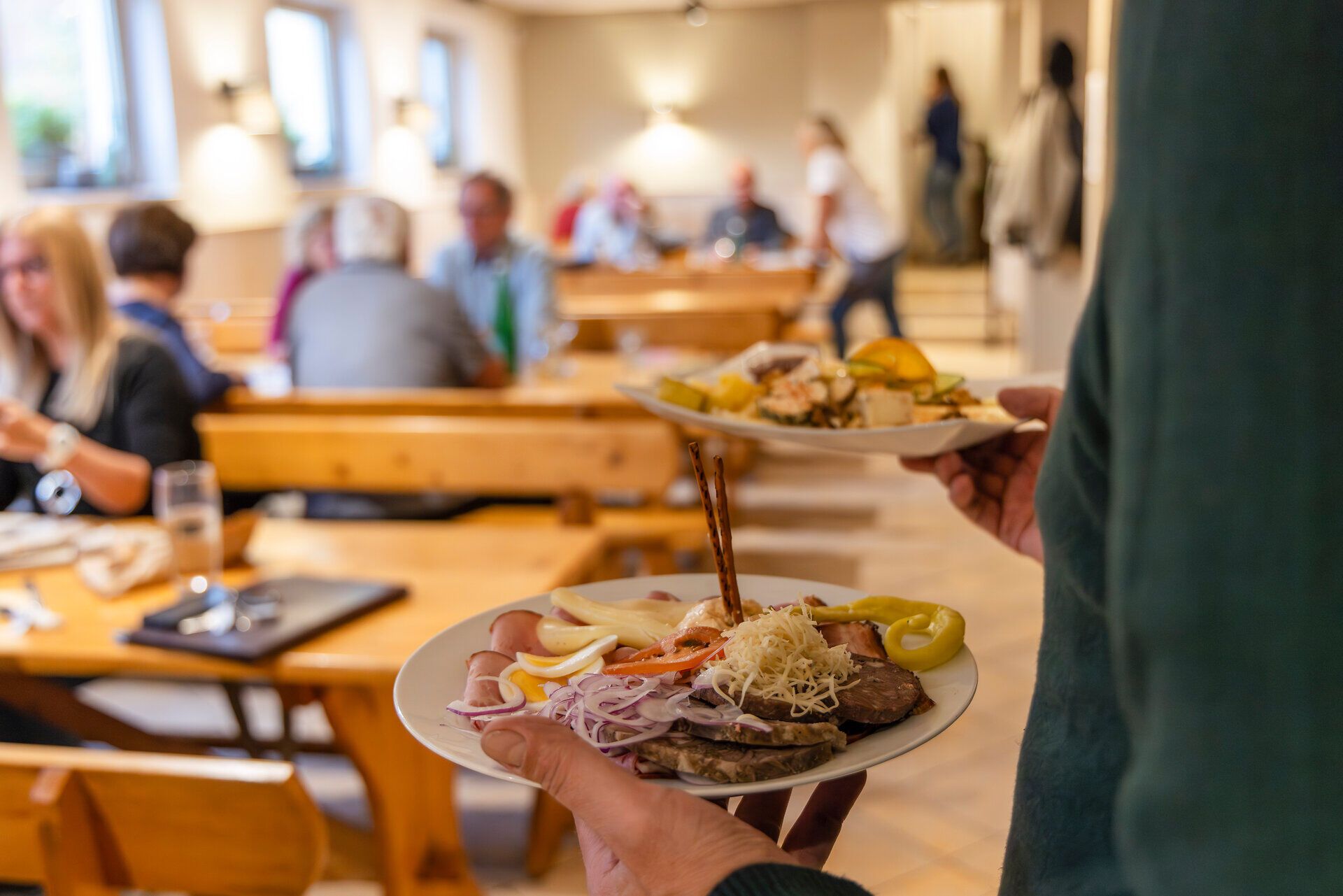 A Heurigen asztalnál húsos Heurigen tálakat szolgálnak fel. 