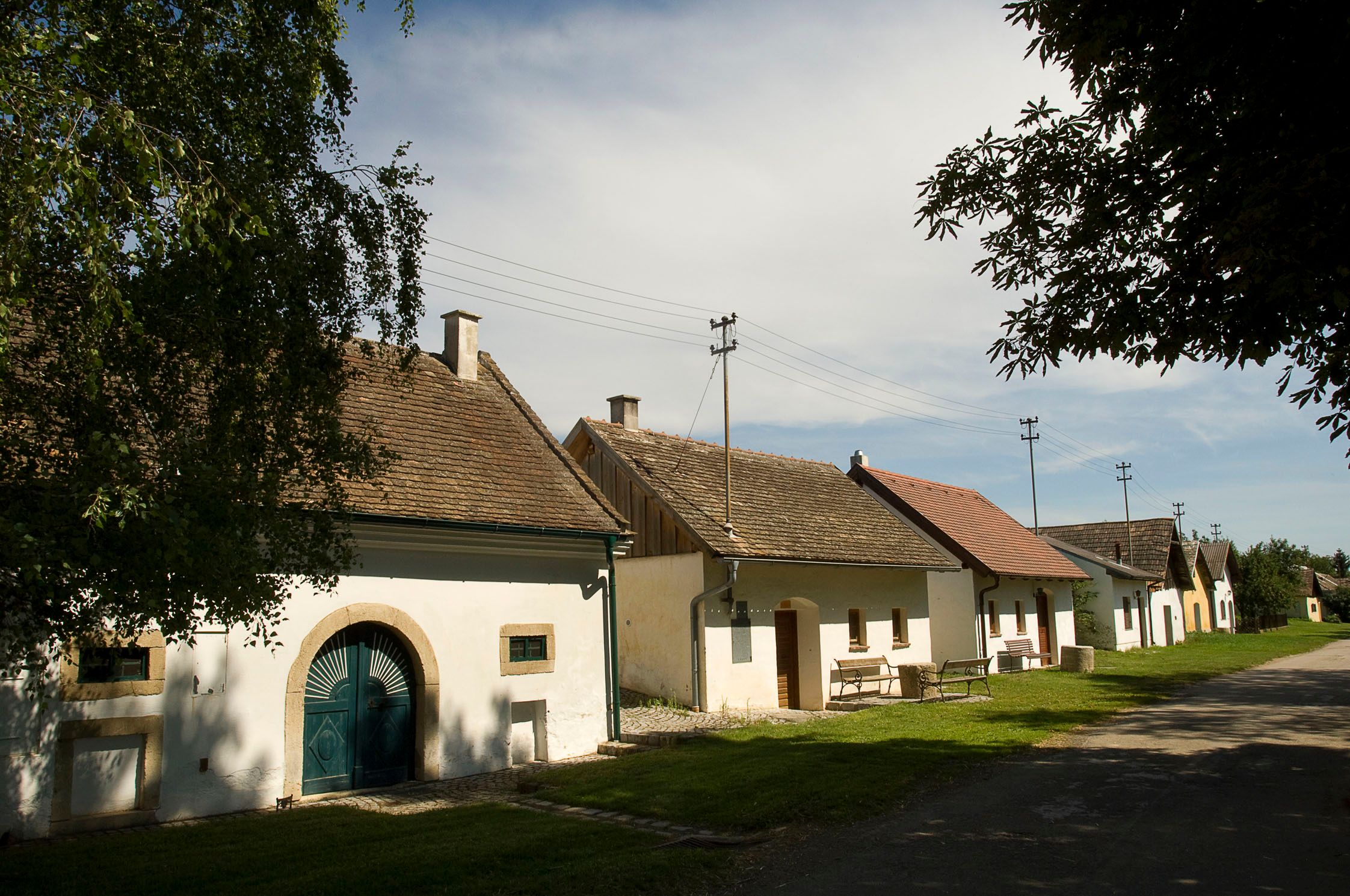 Hagyományos borospincék sora az ausztriai Grabernben, napsütéses időben.