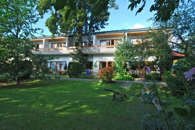Witzmann lakáshotel kerttel és fákkal.