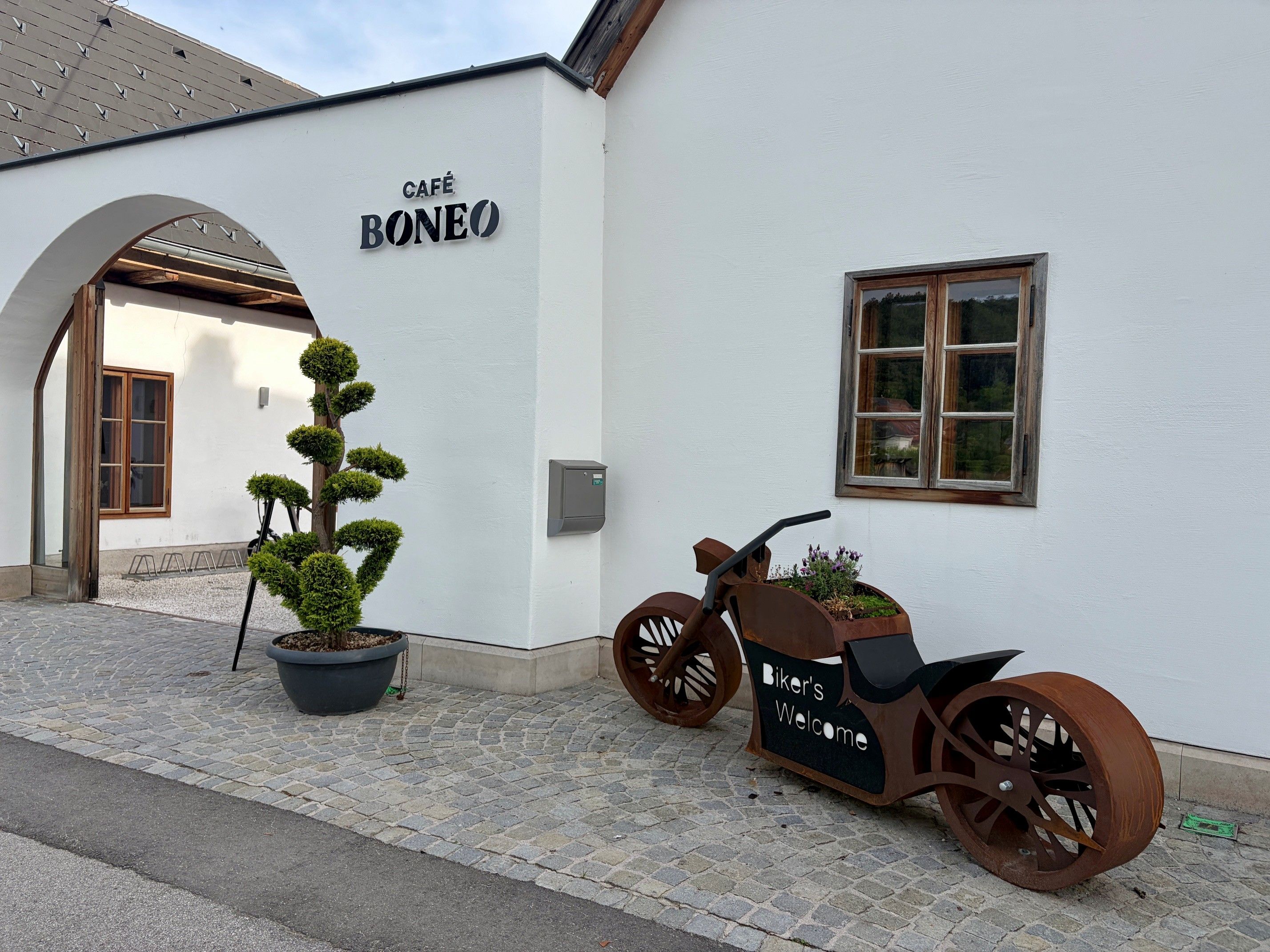 Hausansicht - Cafe Boneo(c)wieneralpen.djt