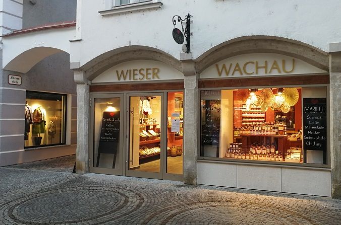 Egy "Wieser Wachau" feliratú üzlet külső nézete.