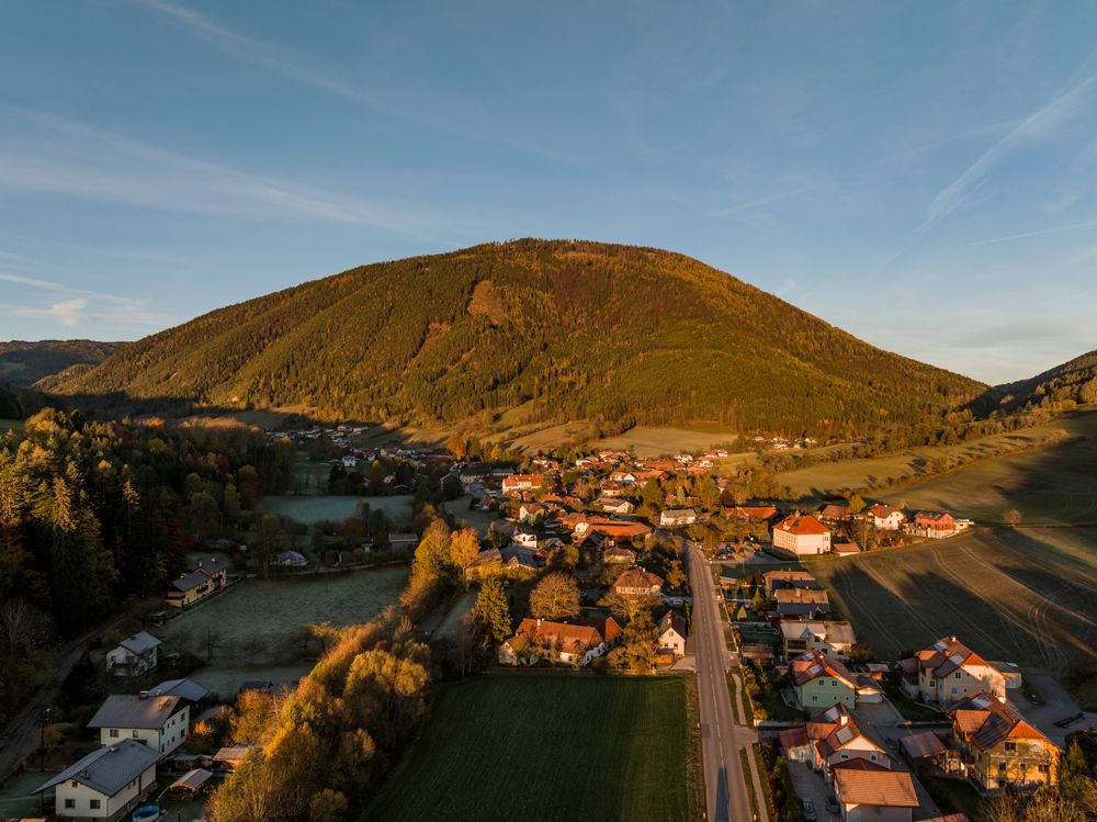 Otterthal légifelvétele, háttérben a domb.