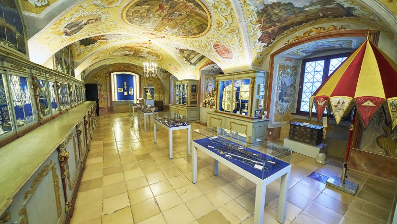 A Maria Taferl-bazilika kincst&aacute;r&aacute;nak belső n&eacute;zete a d&iacute;sz&iacute;tett mennyezetekkel &eacute;s vitrinekkel.