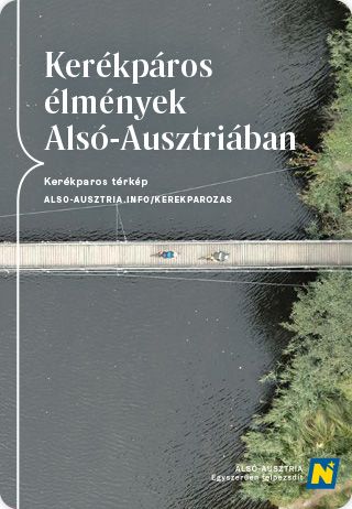 Az alsó-ausztriai kerékpártérkép borítója. Két kerékpáros a Thayatal Natúrparkban egy hídon átkel egy folyón.