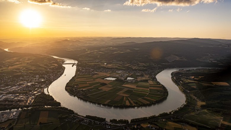 Danube loop near Ybbs-Persenbeug, &copy; Robert Herbst