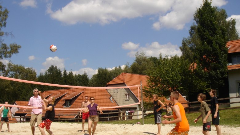 A strandröplabda pályán mindig méltó ellenfelek találkoznak!, © Hoteldorf Königsleitn