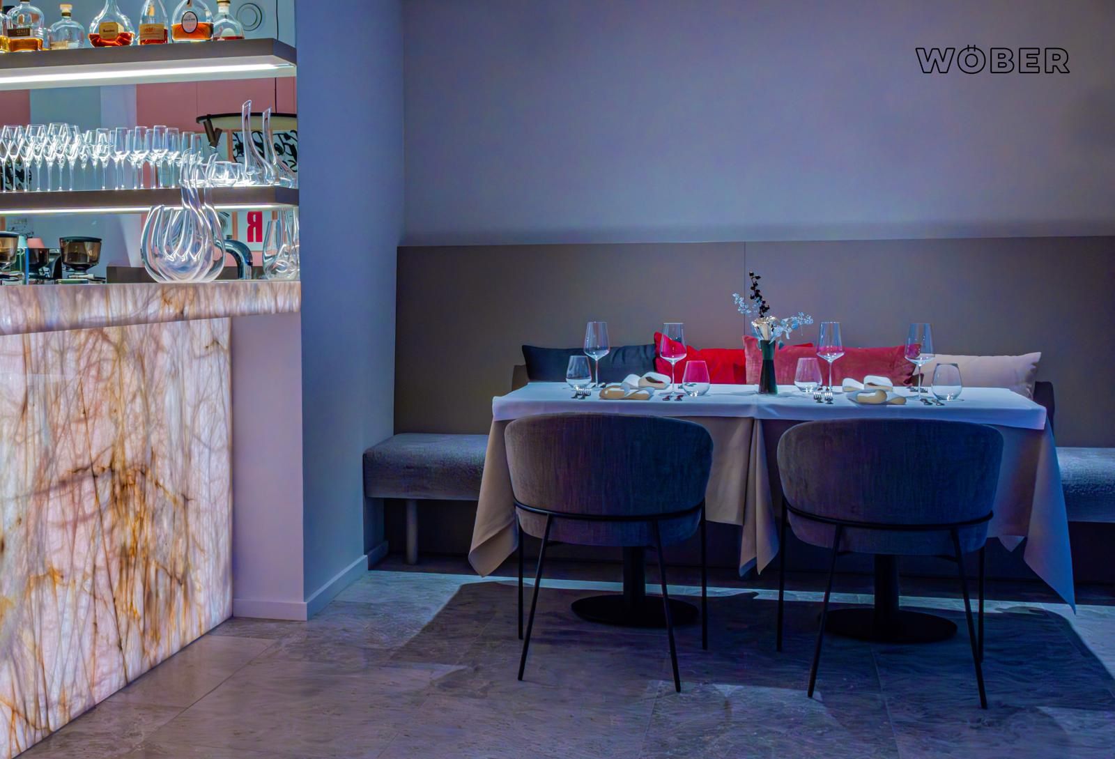 Étterem belül terített asztal 