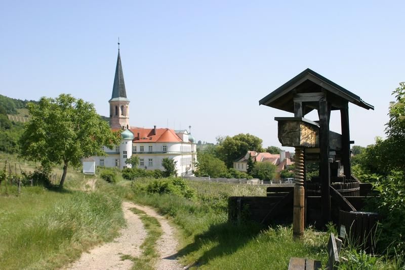 A kastély a Gumpoldskircheni szőlőskertek közepén található.