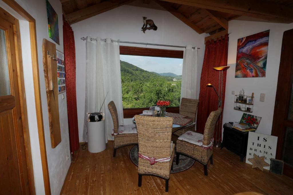 Székek asztallal az ablak előtt