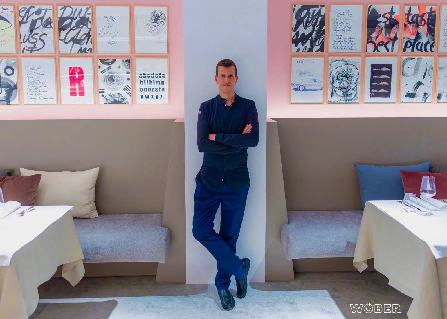 Tulajdonos a fal előtt az étteremben 