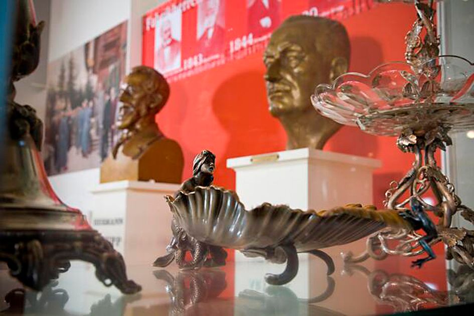 A Krupp Stadt Museum Berndorf kiállítási tárgyai, köztük mellszobrok és dísztárgyak.