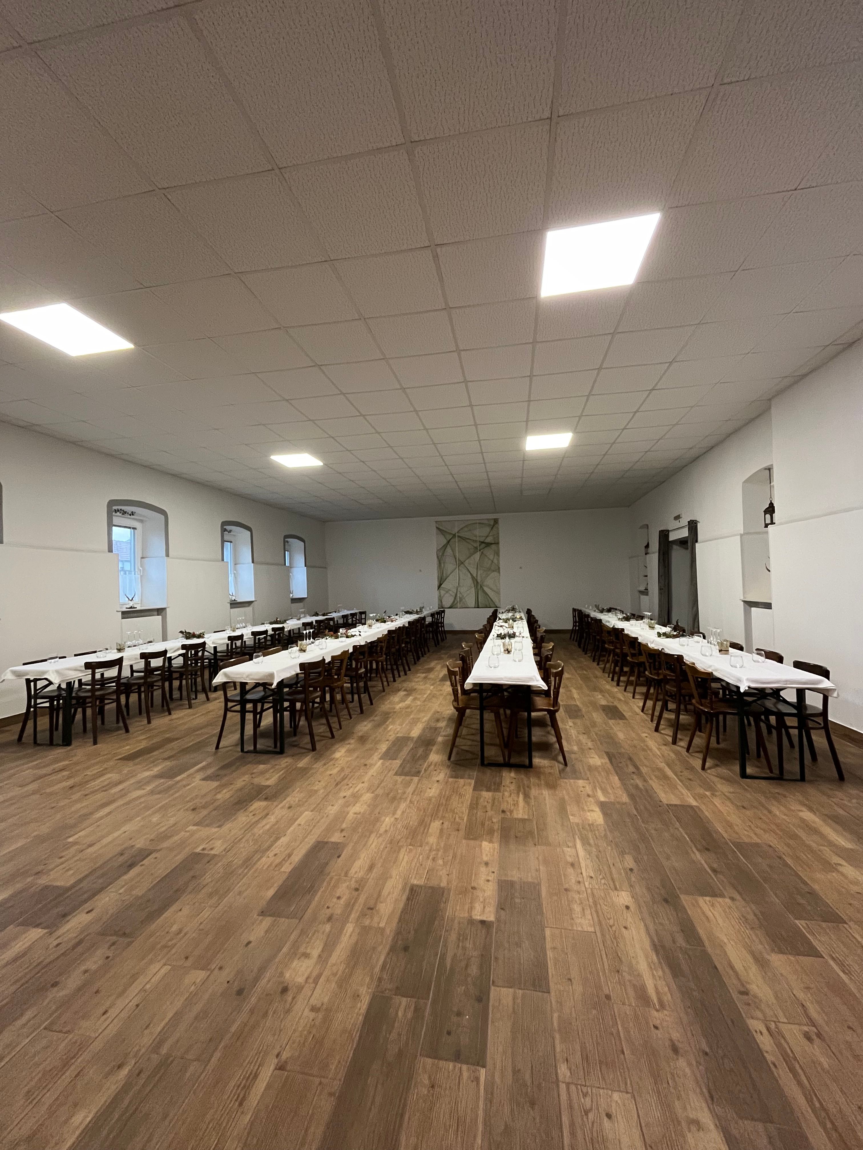 Stixer Hof, Stixneusiedl, nagy terem asztalokkal és fotelekkel