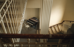 In der ruhigen Atmosphäre des Südbahnhotels entfaltet sich die Melodie des Lebens, während ein einsames Klavier in der Ecke des Treppenhauses auf seine nächsten Töne wartet. Die sanften Lichtstrahlen, die durch die hohen Fenster fallen, verleihen dem Raum eine einladende Wärme und laden dazu ein, die Seele baumeln zu lassen.