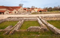Außenaufnahme von römischen Häusern aus Stein.