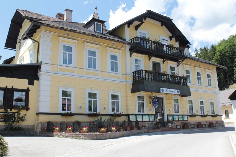 Sárga épület erkéllyel és virágládákkal, Land-Pension Kaiserhof.