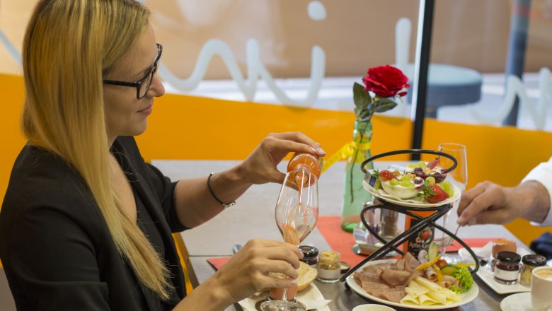 Breakfast in the bistro, &copy; Roman Gerstl