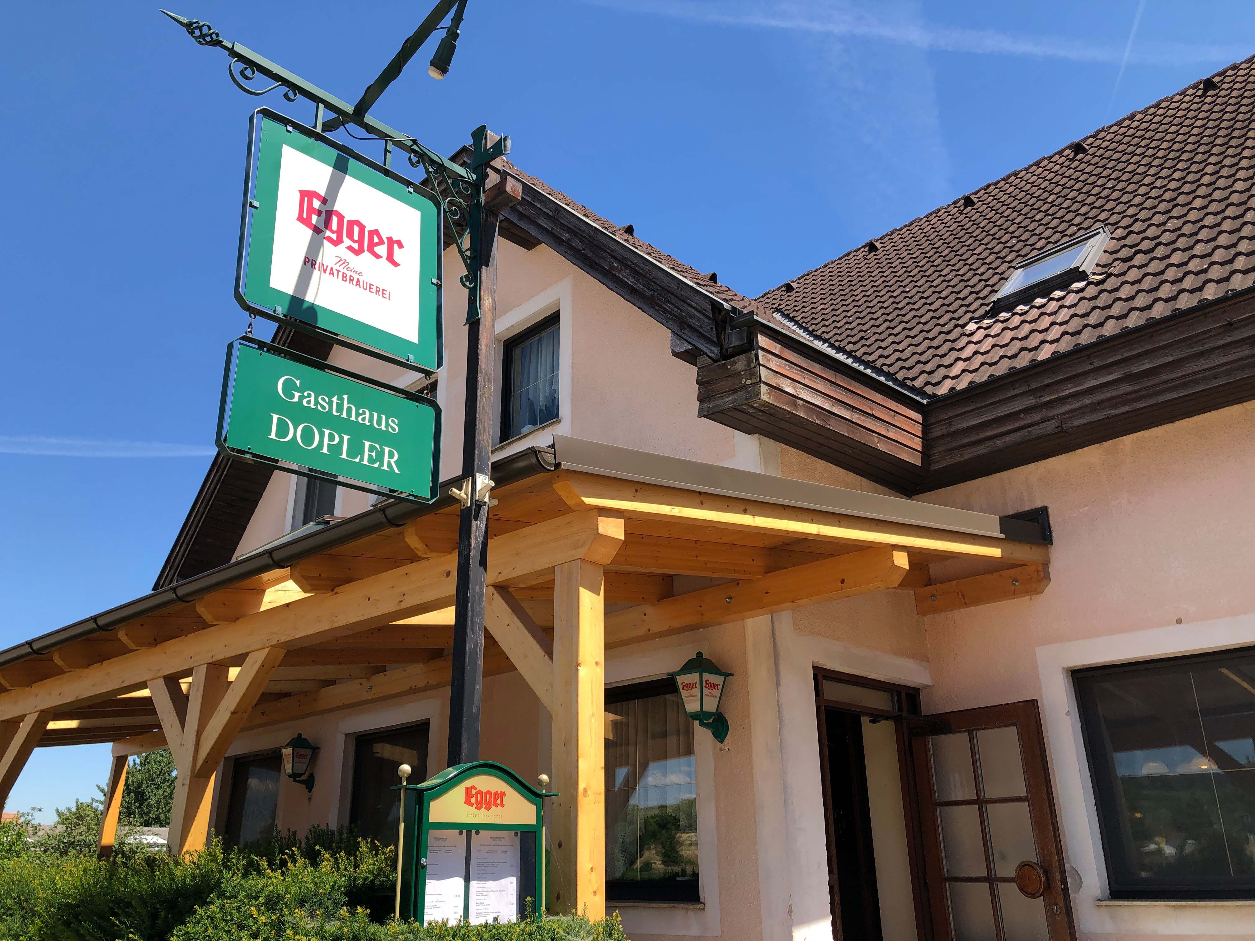 Gasthaus Doppler Egger sörfőzde felirattal és fatetővel.