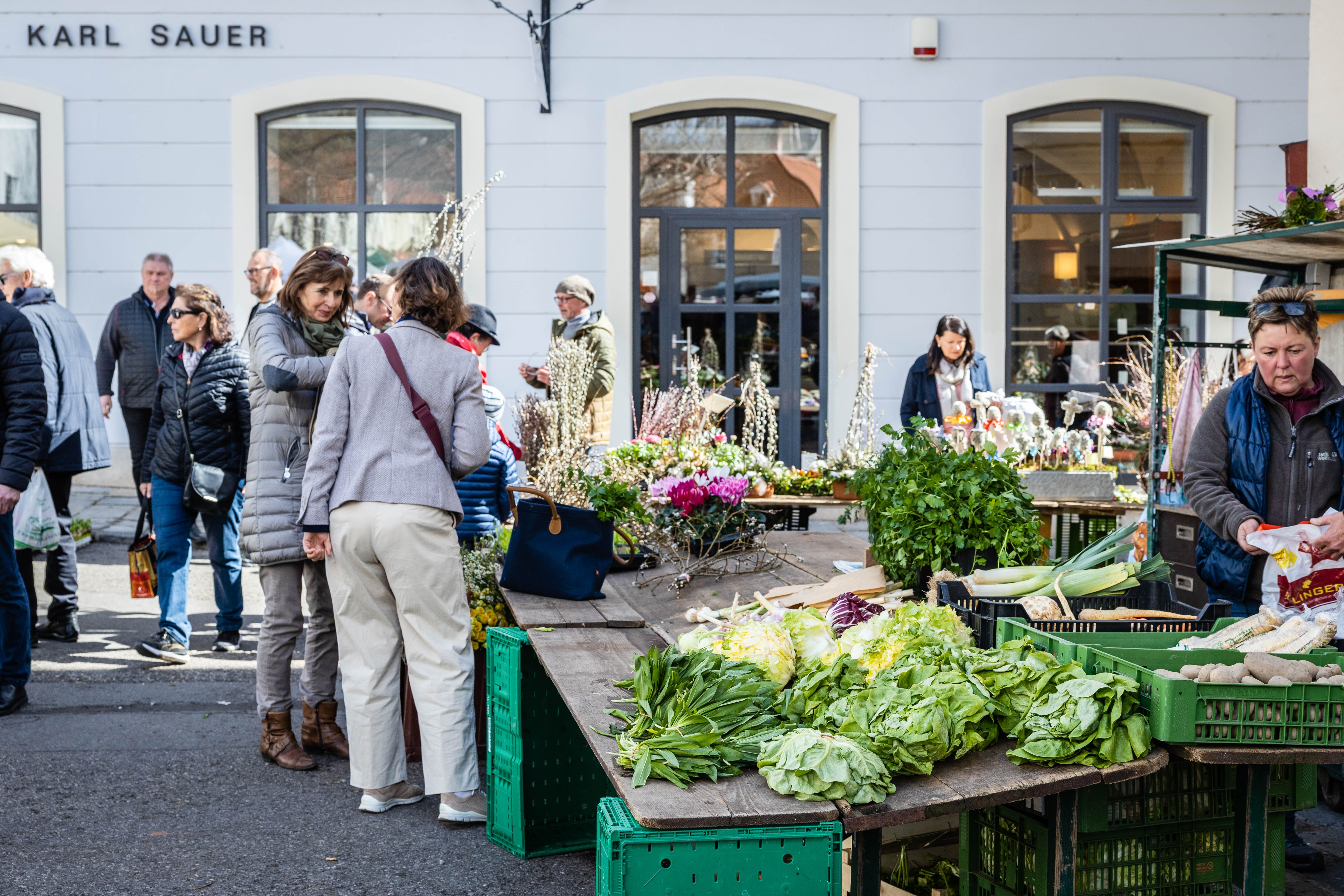 Der Genussmarkt in Krems pulsiert vor Leben, während frische Kräuter und bunte Blumen die Stände zieren. Hier treffen sich Einheimische und Besucher, um die köstlichen Produkte der Region zu entdecken und die Atmosphäre des Marktes zu genießen.