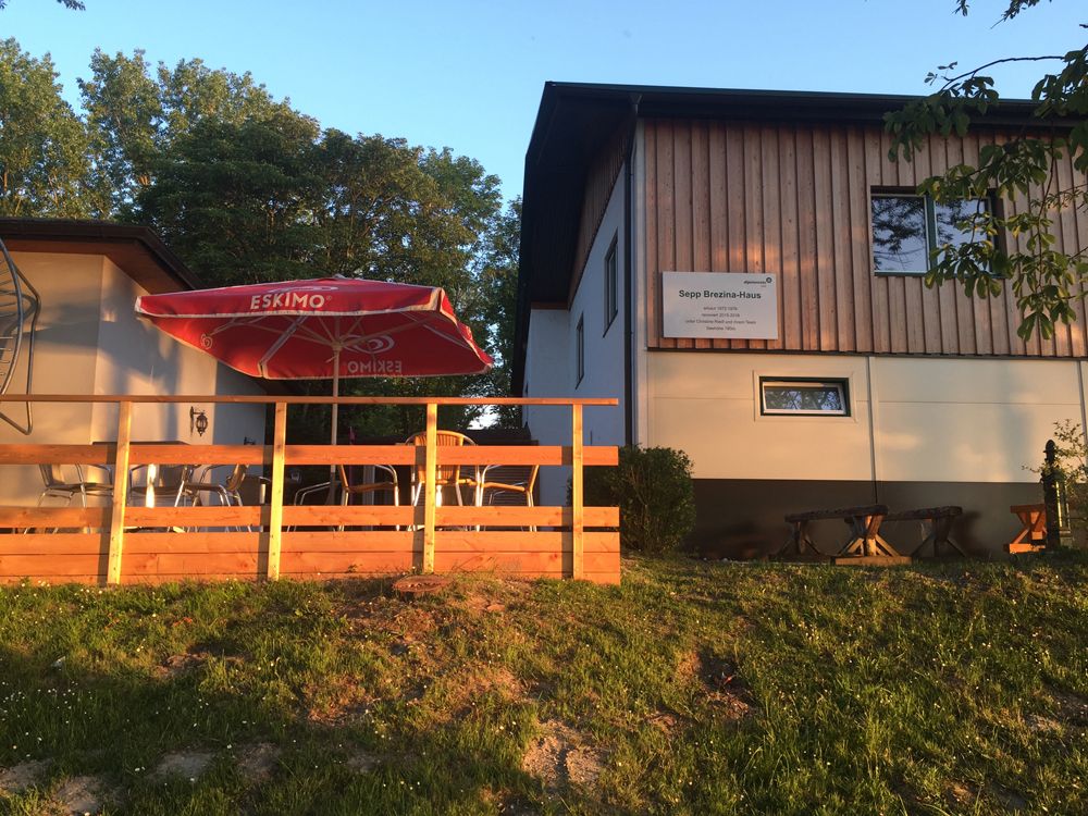 Naplemente a napozóteraszon napernyővel 