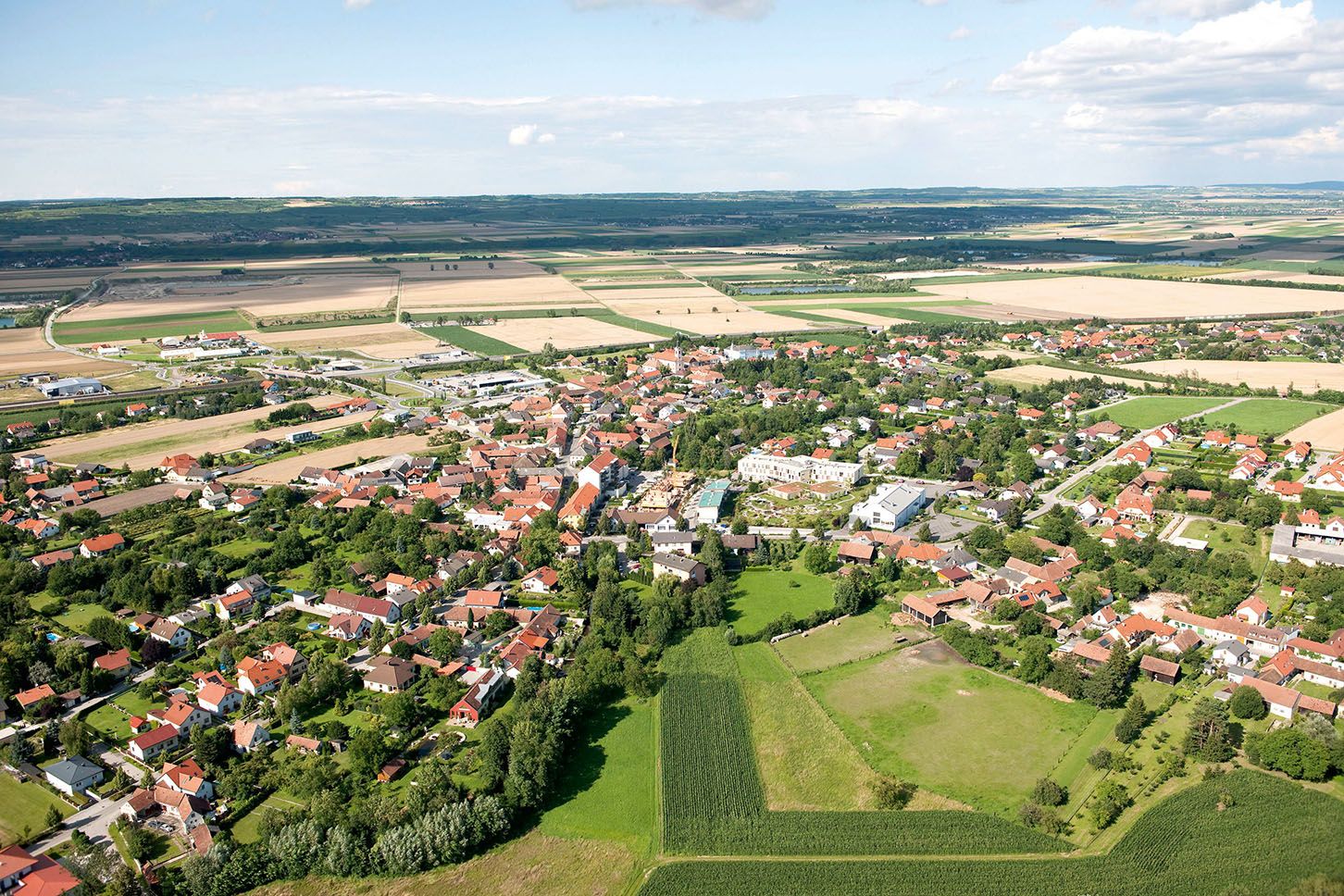 Grafenwörth légifelvétele mezőkkel és házakkal.