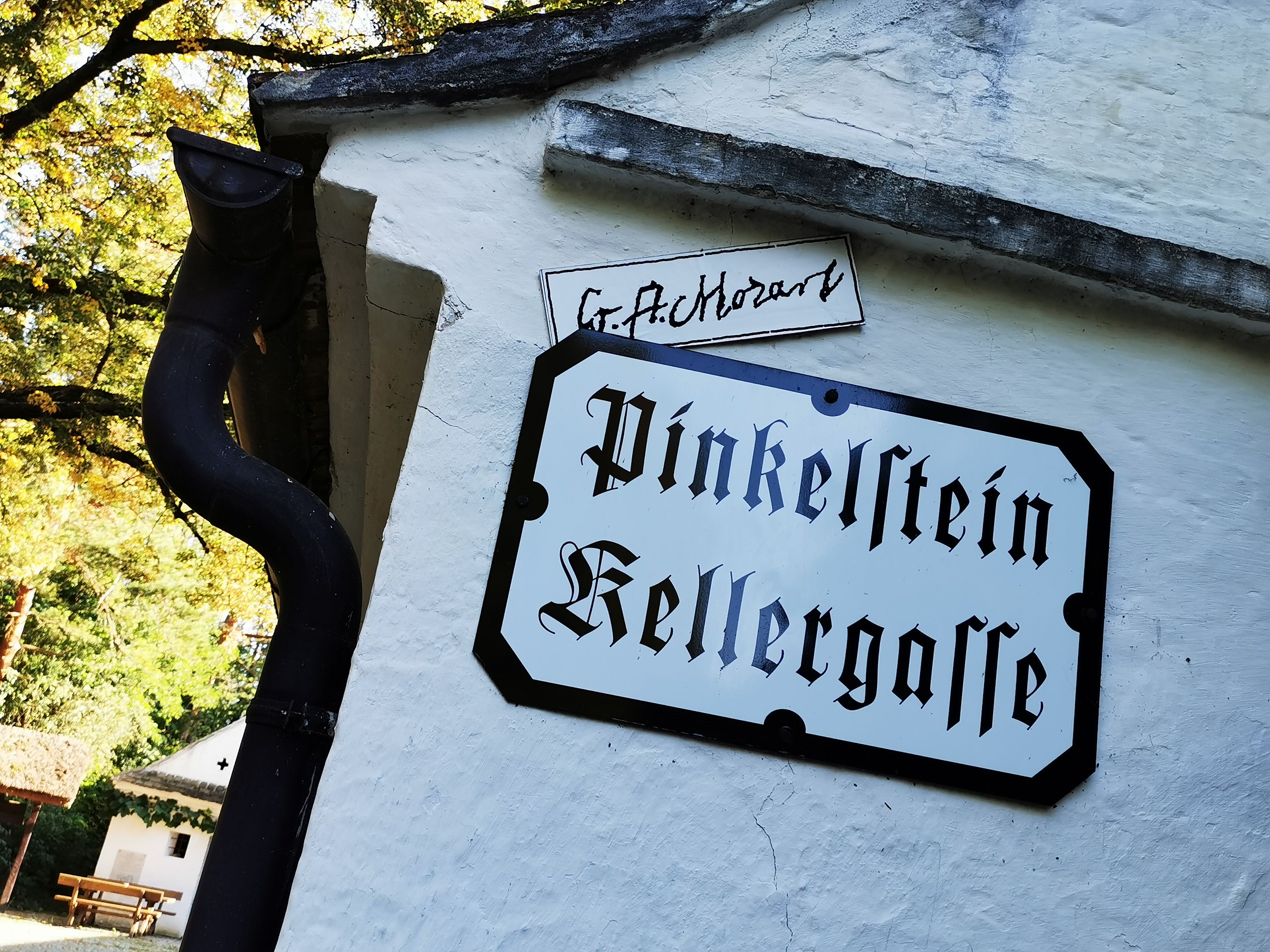 "Pinkelstein Pincesor" feliratú tábla fehér falon.