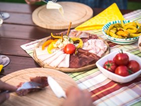 Heurigenjause mit Kremstaler Wein und regionalen Spezialit&auml;ten, &copy; Wachau-Nibelungengau-Kremstal