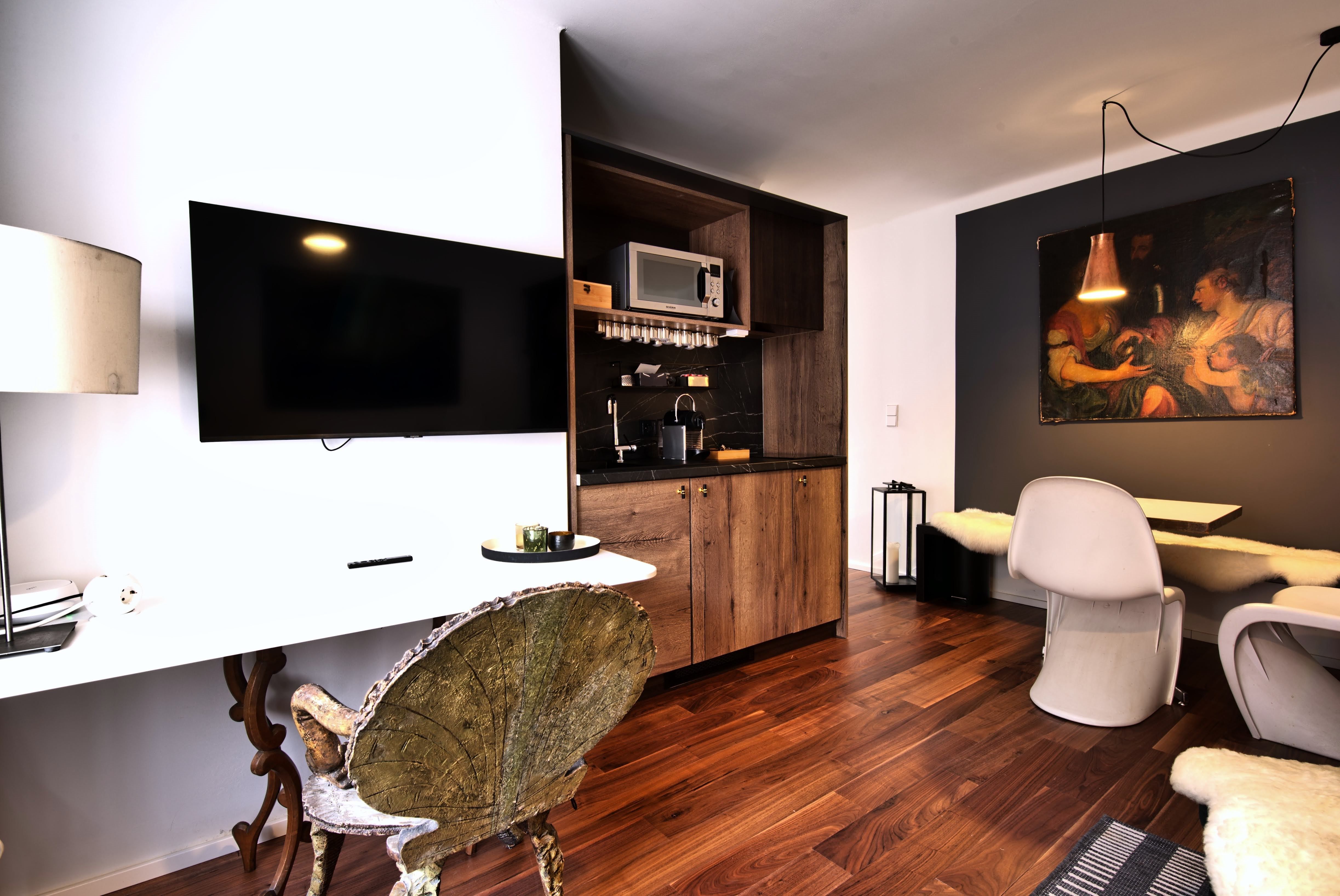 Modern konyha fa bútorokkal, síkképernyős TV-vel és étkezővel.