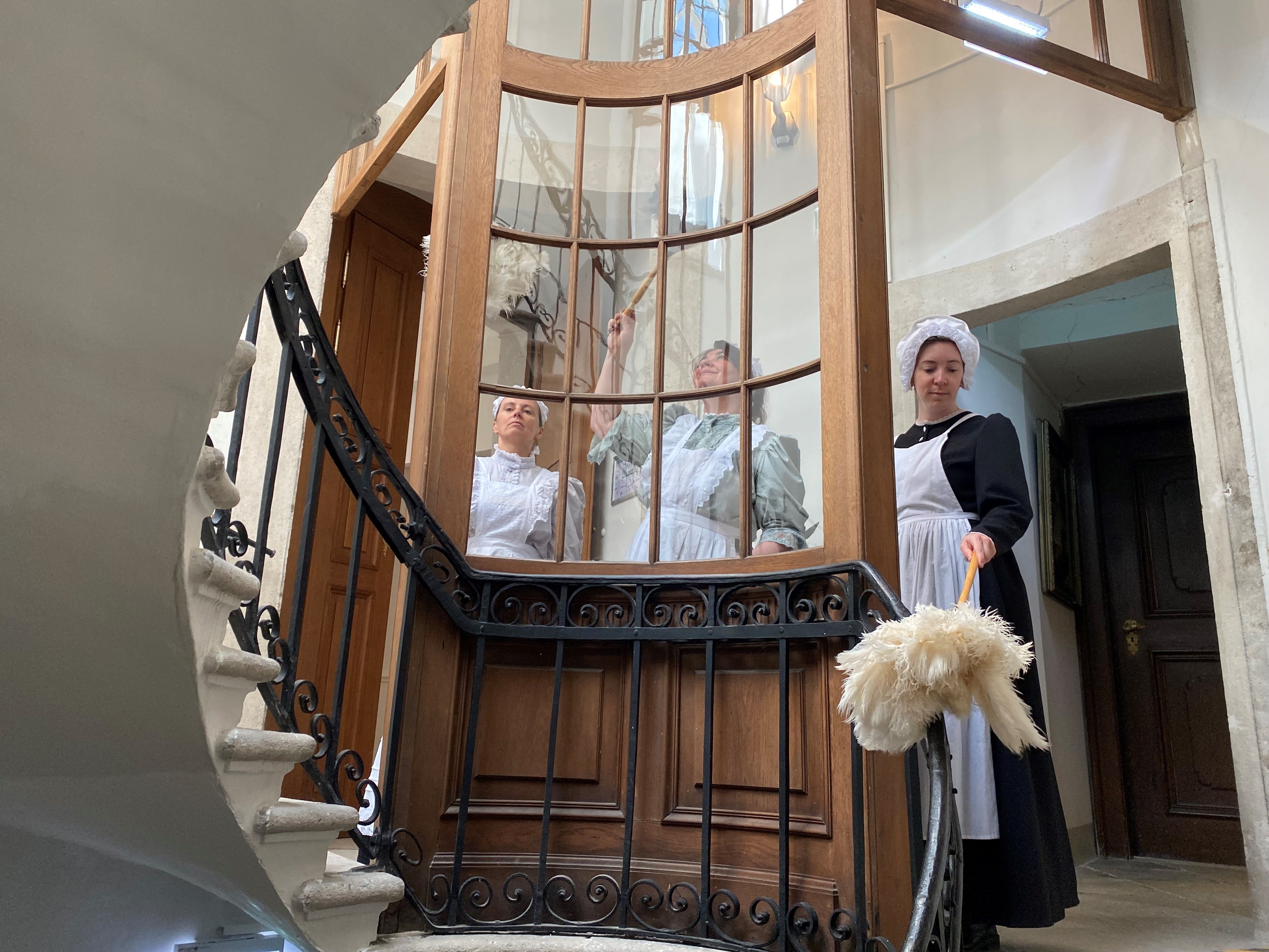 Három szobalányruhás hölgy egy különleges túrán az Eckartsau kastélyban.