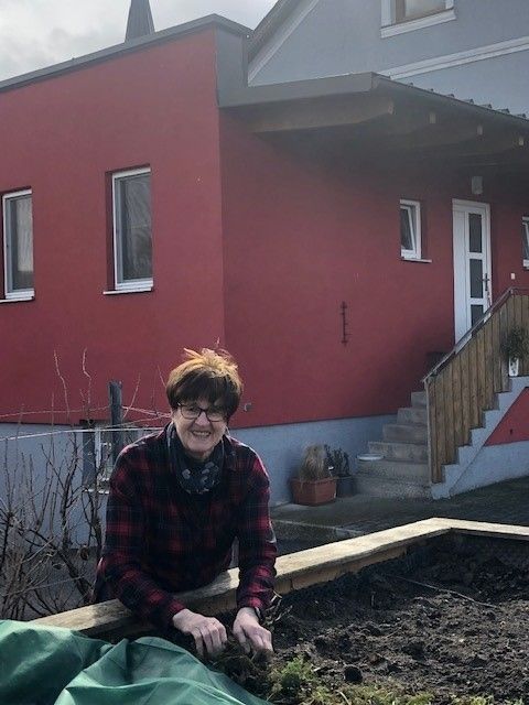 Emma Böhm dolgozik a kertben, Böhmer nyaralóházban