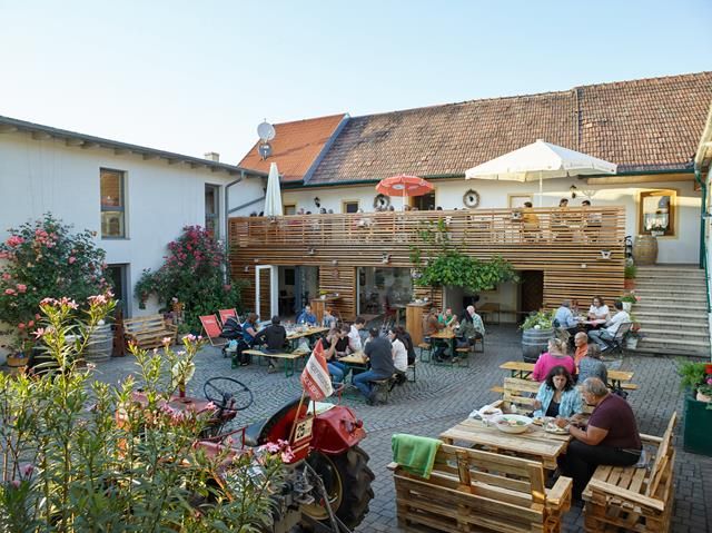 Hagyományos borozó az udvaron