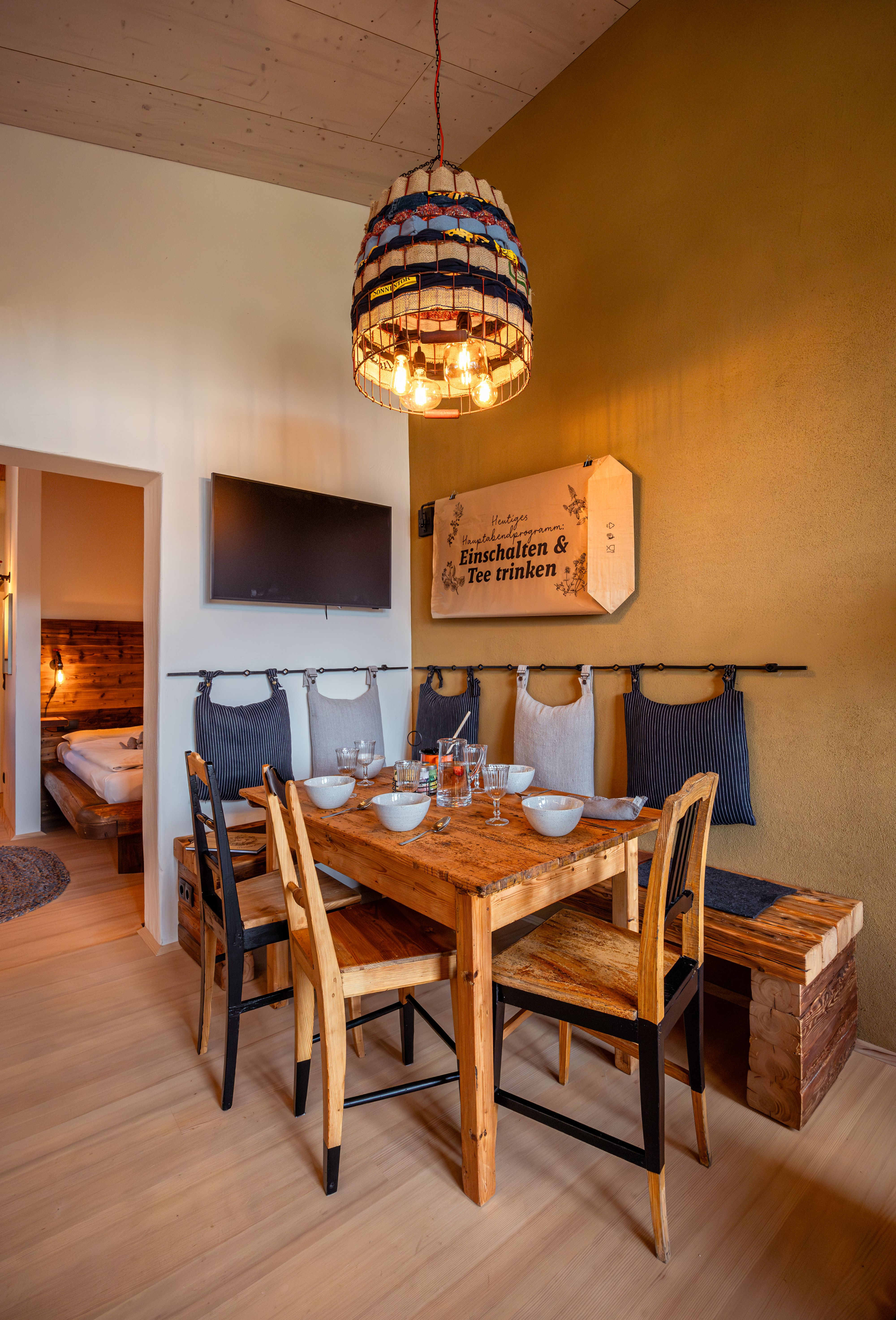 Belső udvar kövezett ösvénnyel, növényekkel és modern épületekkel a kék ég alatt.