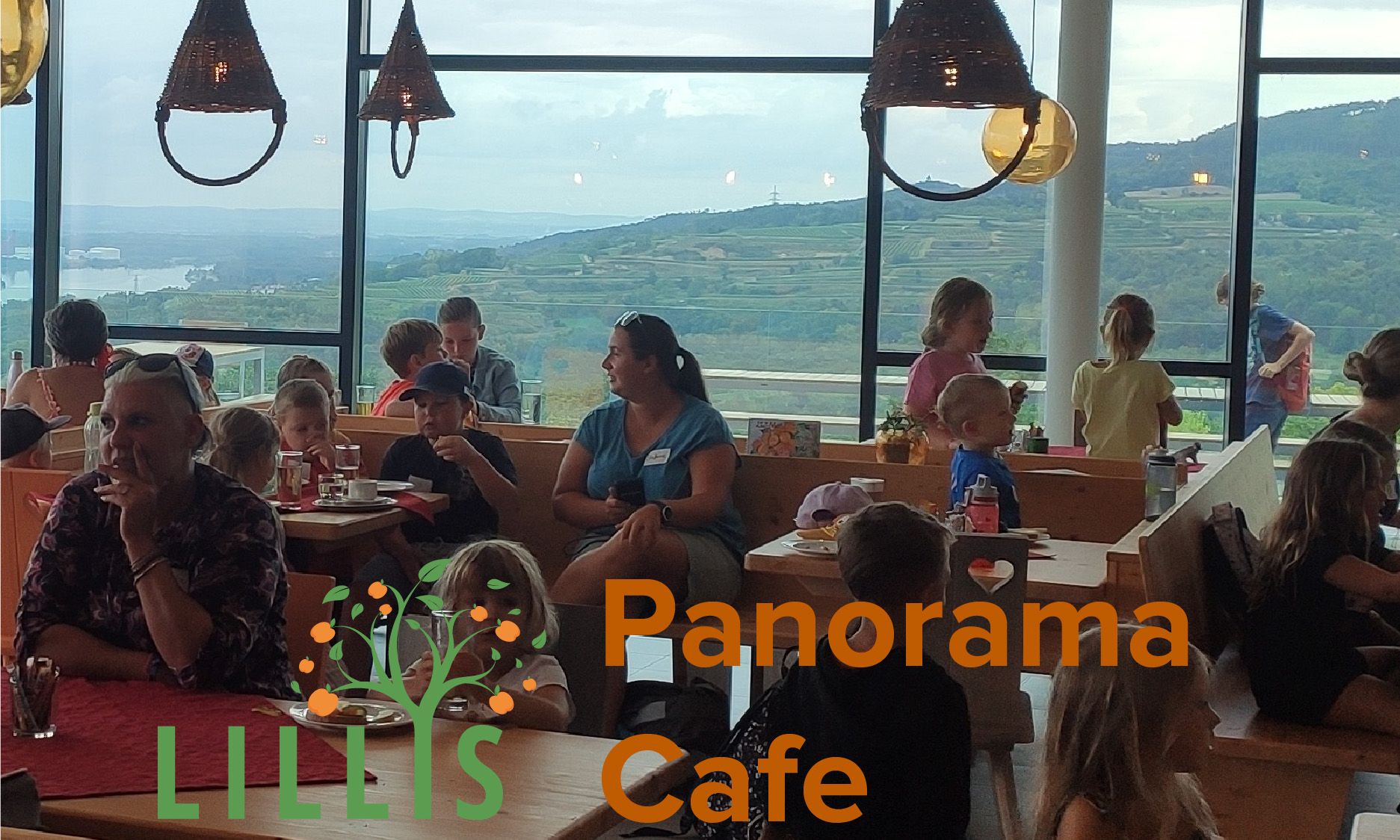 Panorámakávézó Lilli sárgabarackos kertjében