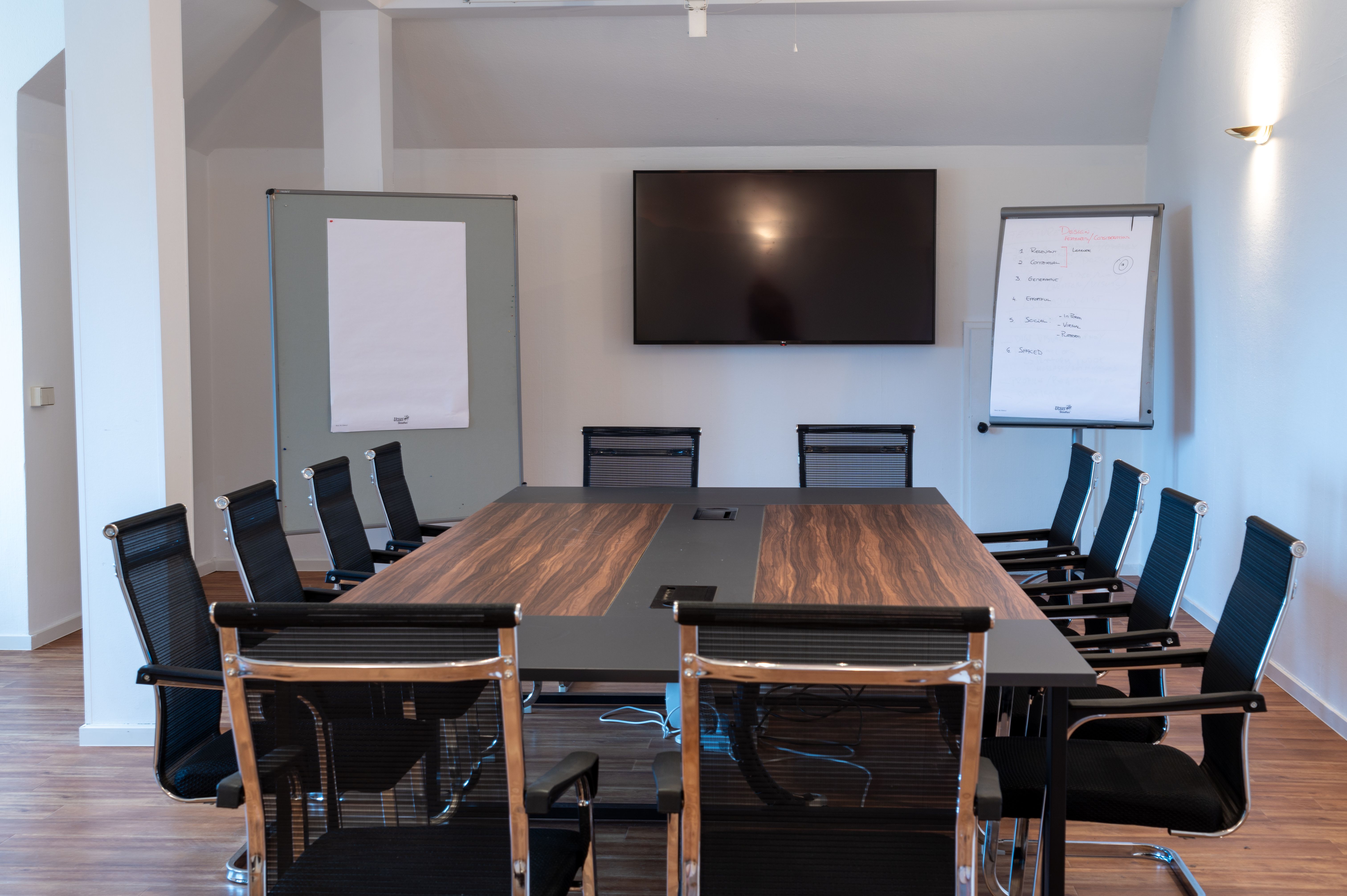 Szemináriumi terem asztallal, székekkel és vetítővászonnal
