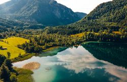 Die sanften Hügel um den Lunzer See laden zu erholsamen Spaziergängen ein, während das glitzernde Wasser die umliegende Natur widerspiegelt. Hier, wo die Berge majestätisch aufragen, entfaltet sich ein wahres Paradies der Blicke, das jeden Besucher in seinen Bann zieht.