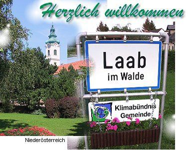 Laab im Walde üdvözlő táblája, háttérben a templommal.