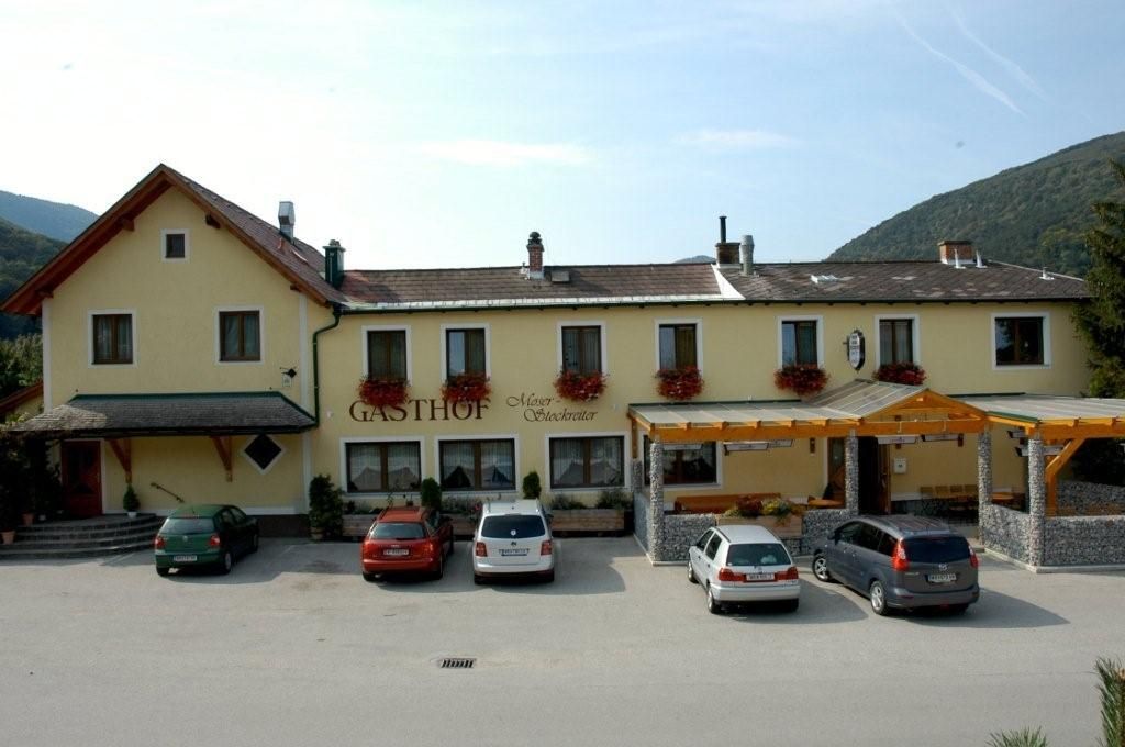 Gasthof Moser-Stockreiter, előtte parkoló autókkal.