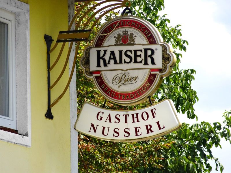 A Gasthof Nusserl felirata a Kaiser Bier logójával.