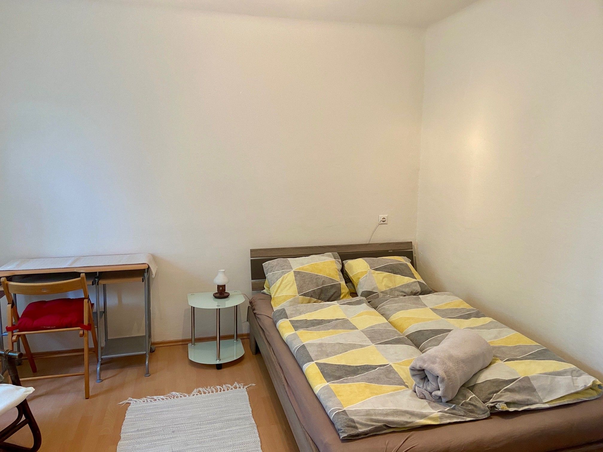 Hálószoba franciaággyal, íróasztallal és székkel.