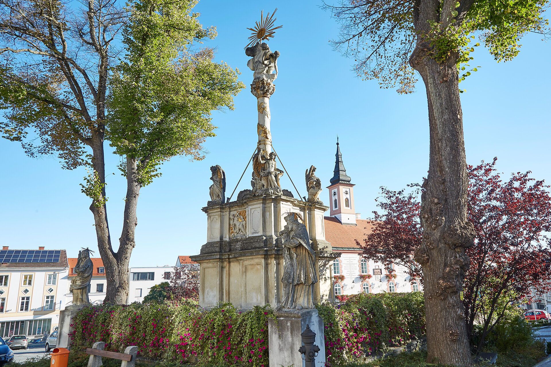 Waidhofen an der Thaya festői fallal körülvett városában, buja zöldövezetben és színes virágokkal körülvéve áll egy lenyűgöző emlékmű. A ragyogó nap meleg fényben fürdeti a tájat, és meghívja Önt, hogy élvezze a történelmi hangulatot és a környék szépségét.