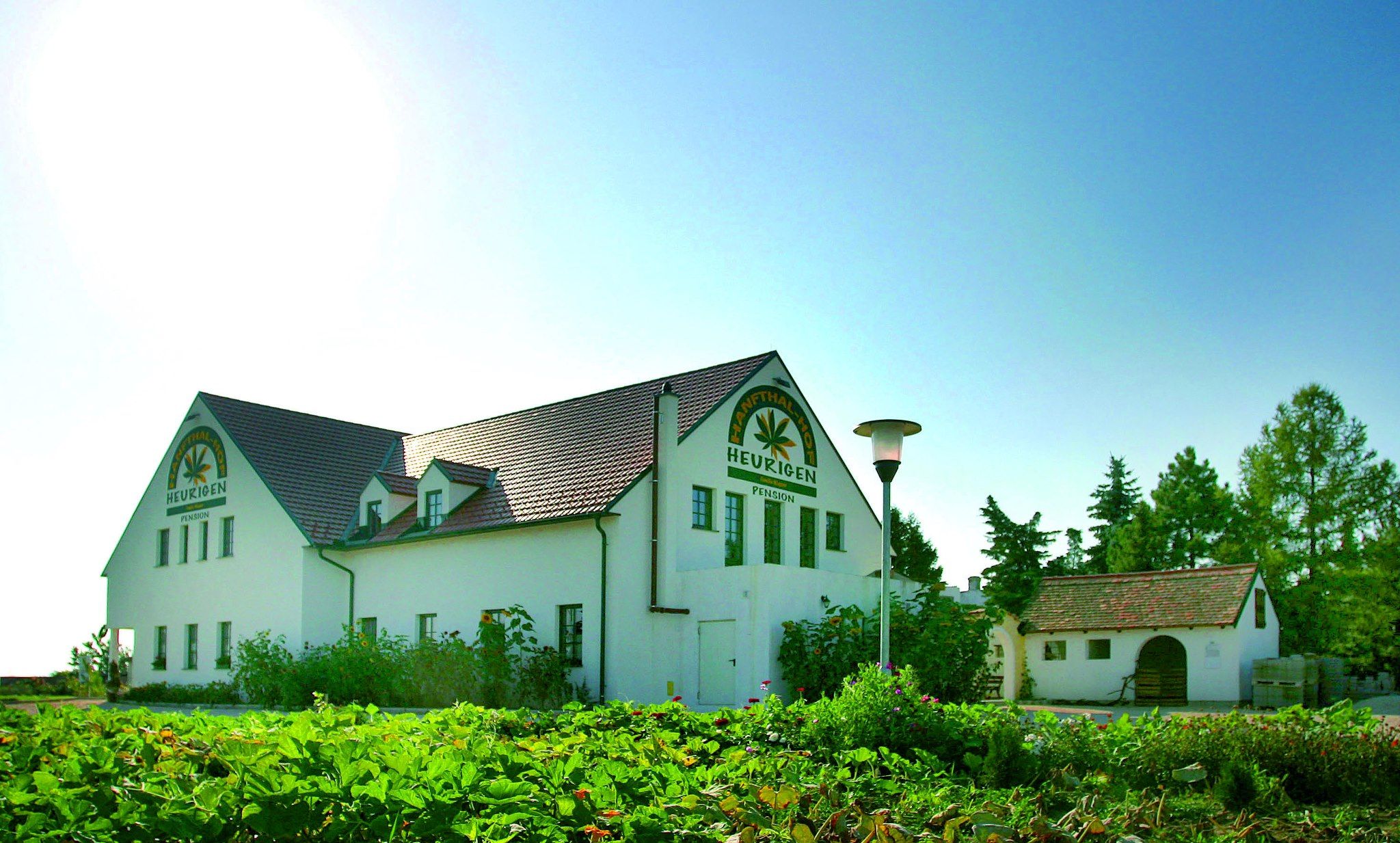 A "Hanftalhof Hagyományos borozó" feliratú épület külső nézete.