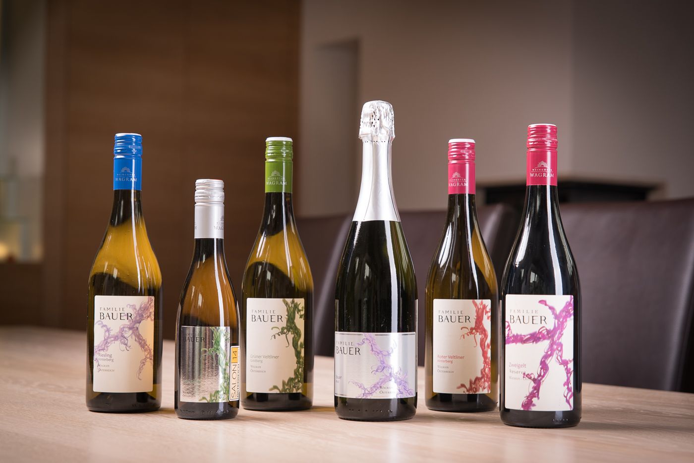 Hat üveg bor a Bauer családtól egy asztalon.