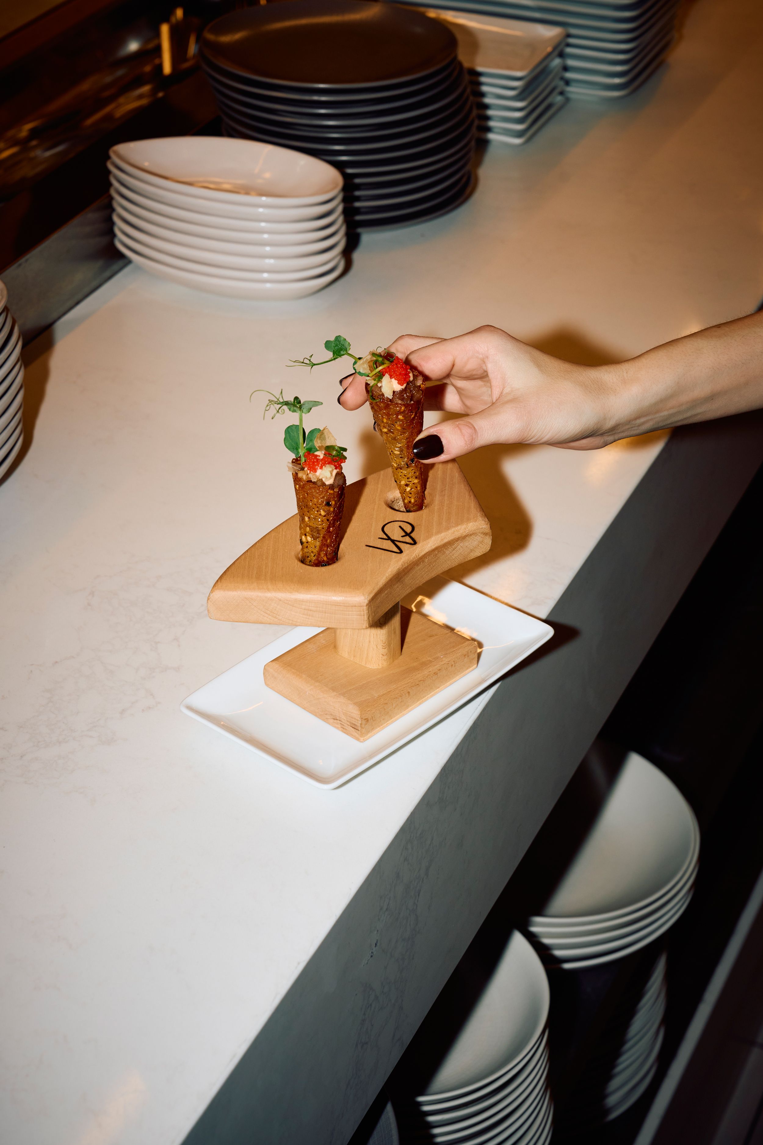 Wolfgang Puck Kitchen + Bar, Kis tányér fatányérban