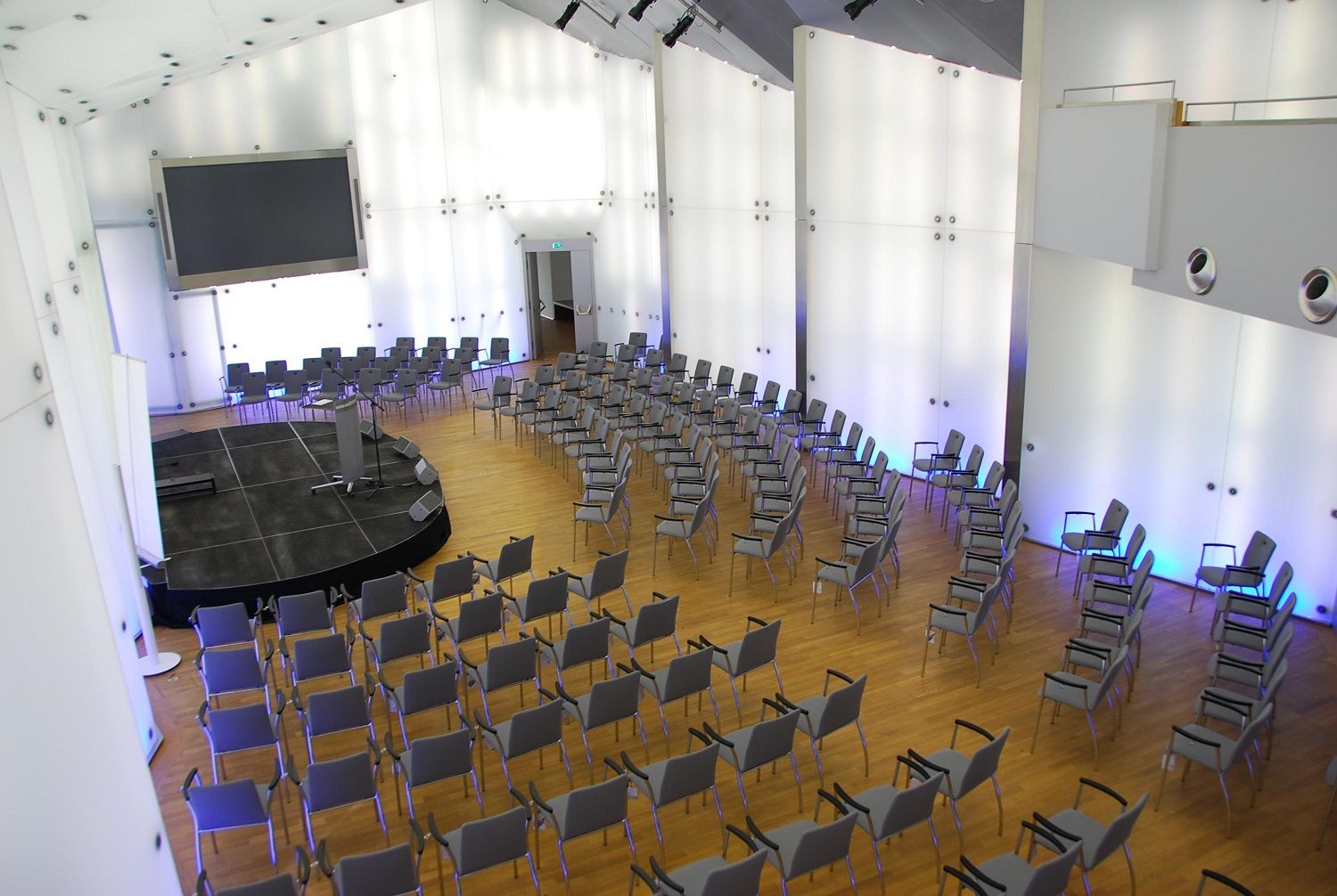 Modern konferenciaterem széksorokkal és színpaddal a Rothschild-kastélyban, Kristallsaalban.