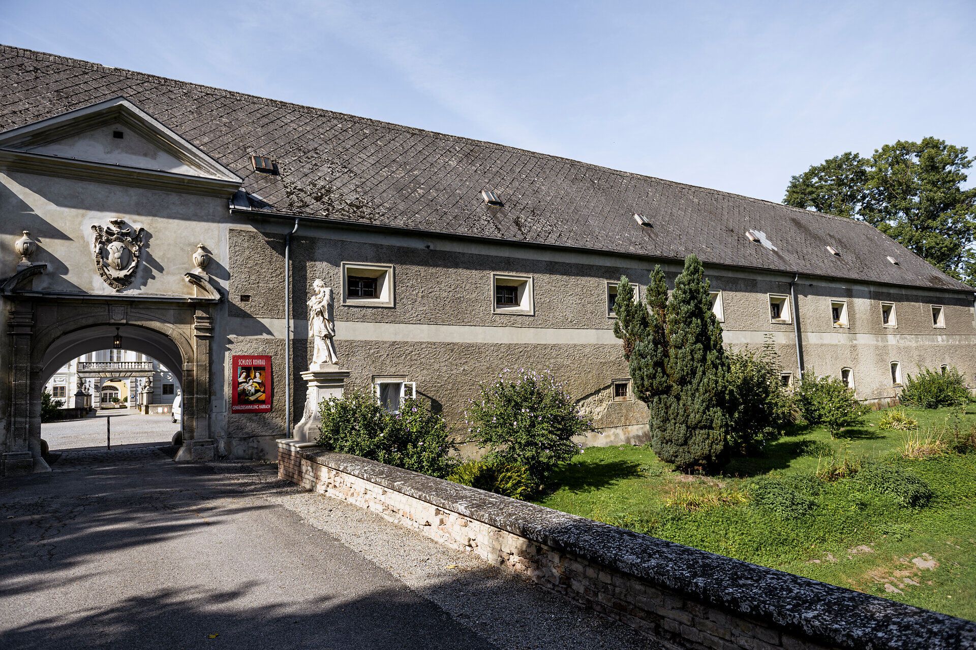 Híd és kilátás a Rohrau vár belső udvarára. 