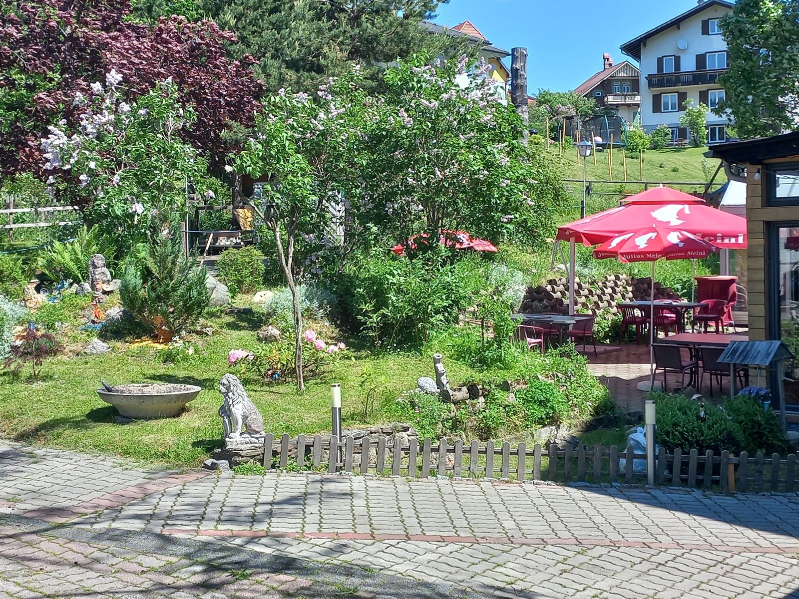 A Gasthof Edelweiss pihentető kertje 