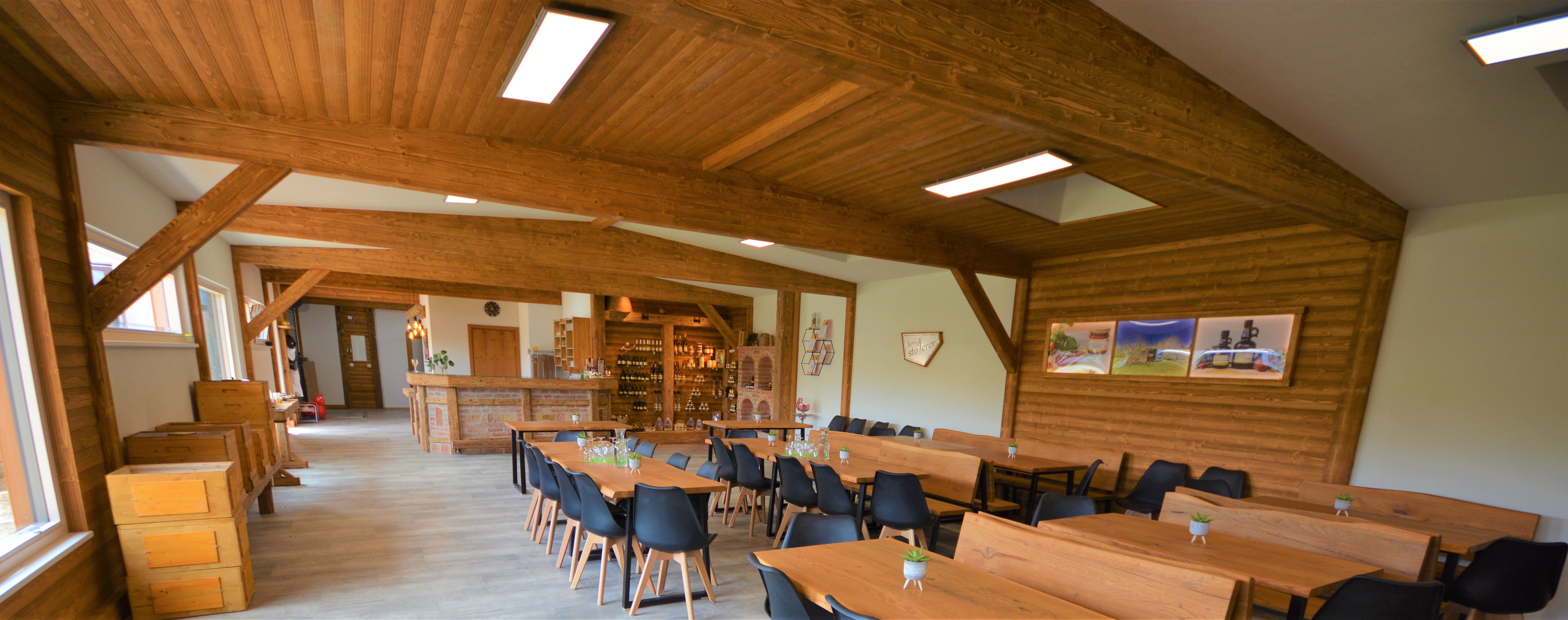 Egy rusztikus szoba belső nézete, fából készült bútorokkal és dekorációval.