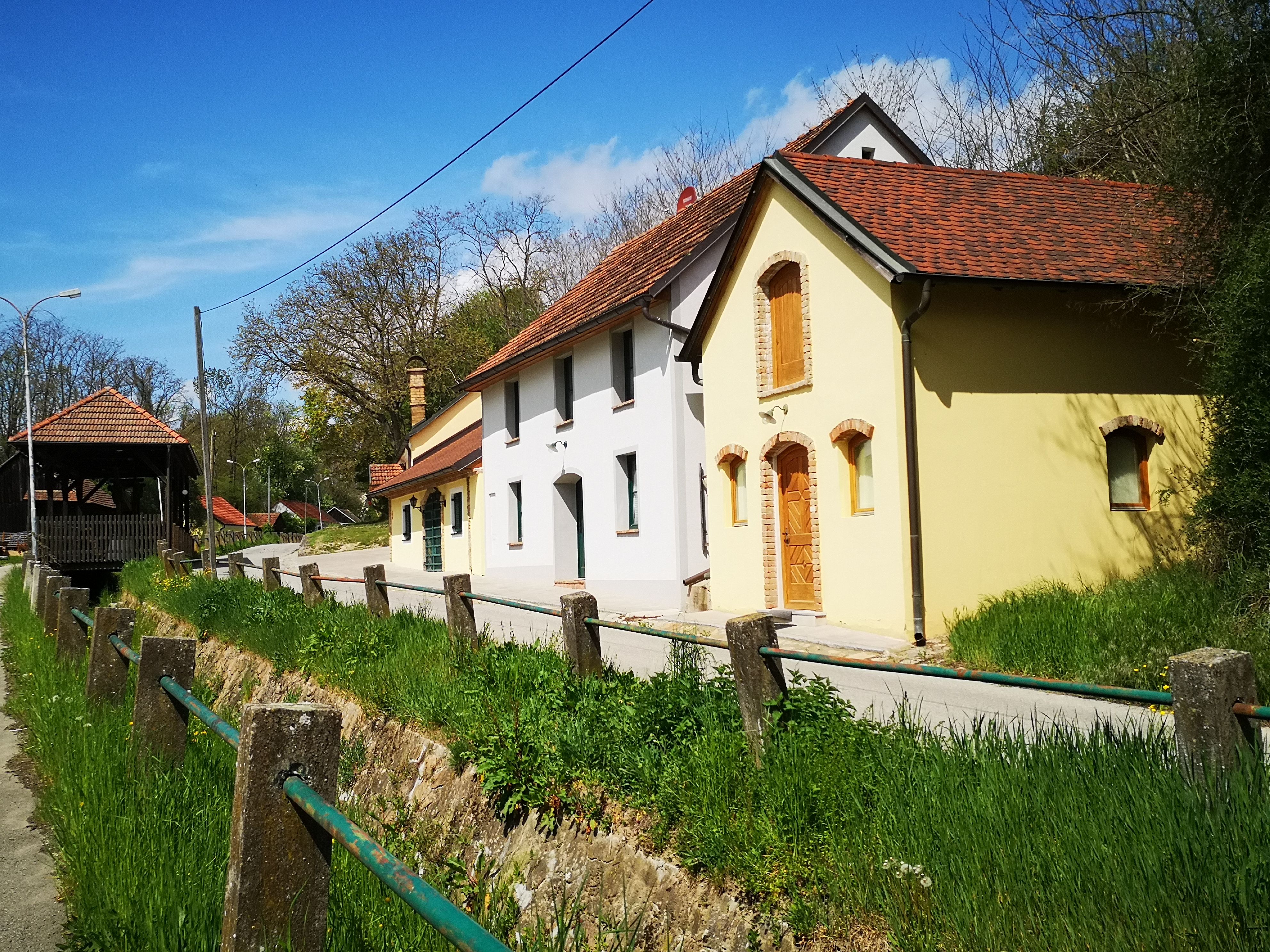 Hagyományos borospincék egy Pincesoron, zöldterületekkel körülvéve