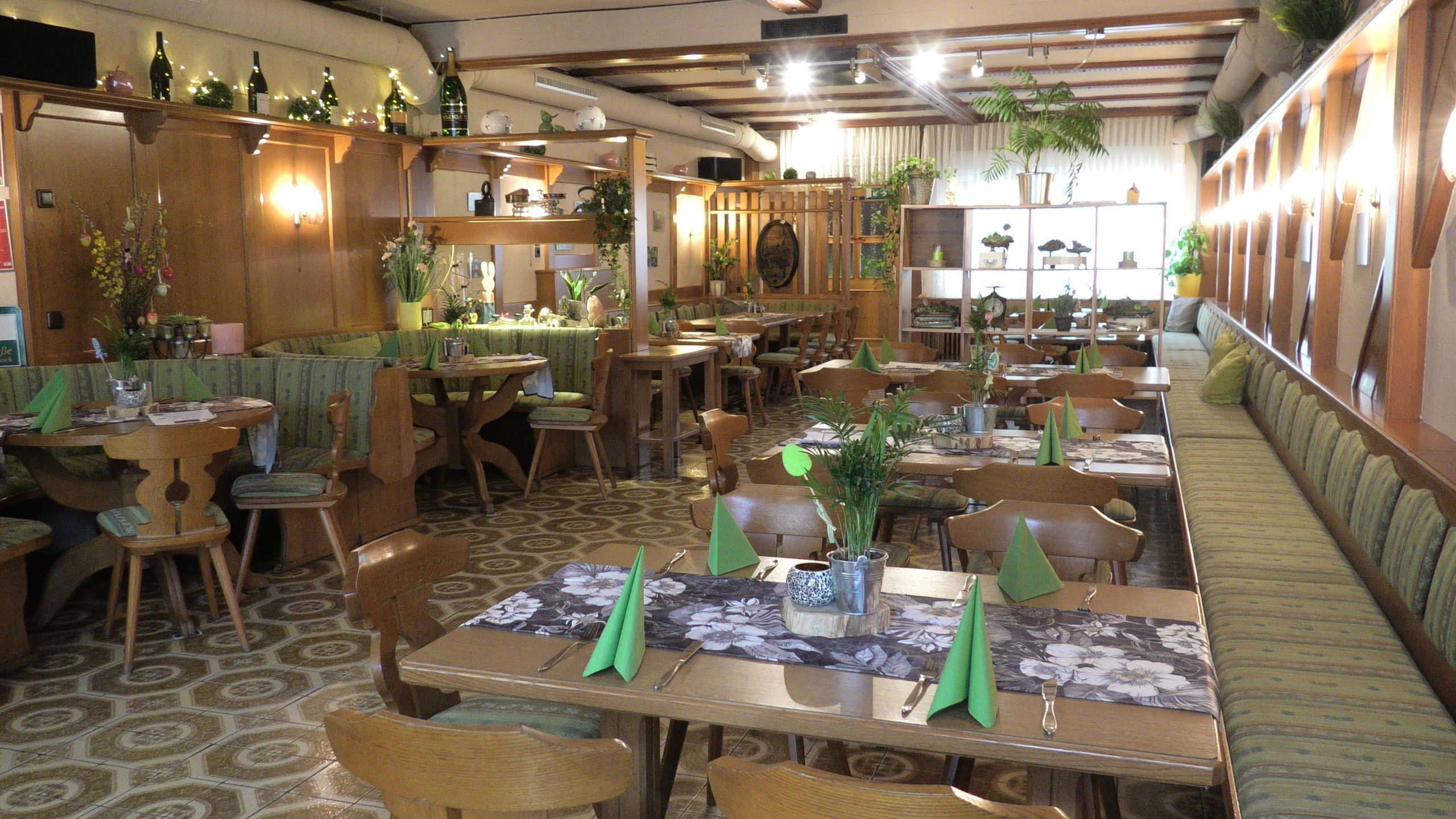 Étkező terített asztalokkal a Stadtwirt Windischben, Mannersdorf/Leithagebirge